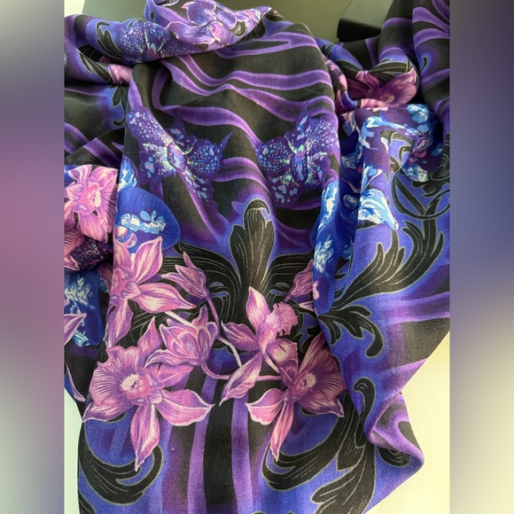 NWT VERSACE ORCHID BAROCCO
WOOL-SILK BLEND SHAWL/SCARF - Picture 6 of 11